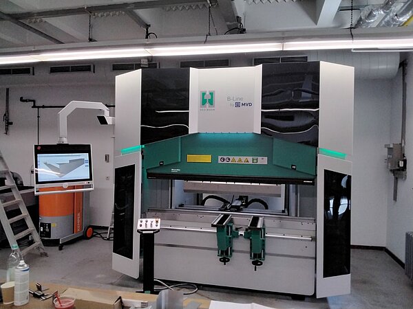 Gesenkbiegepresse Hezinger-PressLine B100-2100