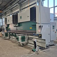 Hezinger Tandem-Abkantbank beim präzisen Biegen von langen Blechwerkstücken in der industriellen Fertigung.