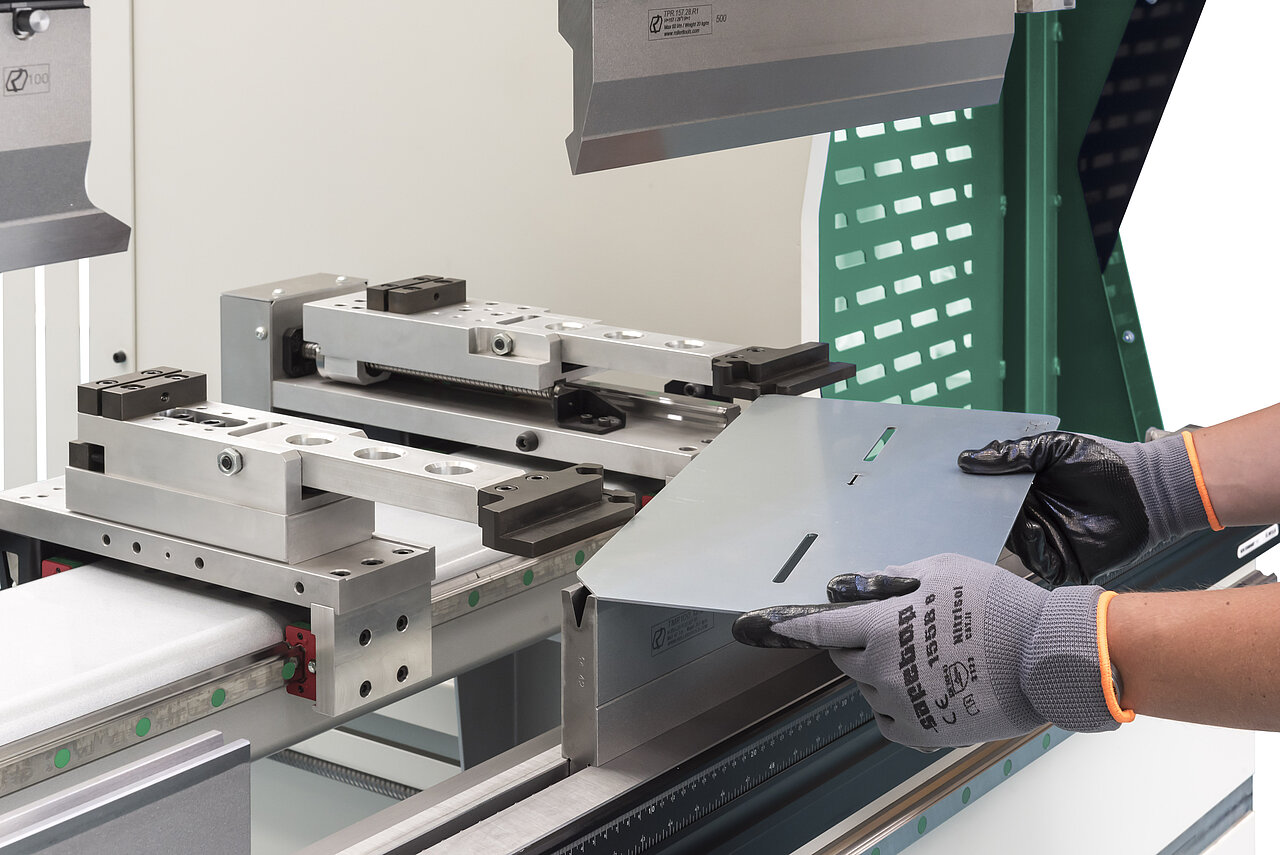 Hinteranschlag der hydraulischen CNC-Abkantmaschine PRCN aus der industrie-Baureihe