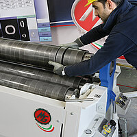 Walzen-Aufsetzringe auf einer Hezinger Rundbiegemaschine zur Anpassung des Walzendurchmessers für präzises Biegen von Blechen und Rohren.