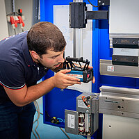 Retrofit und Nachrüstung: Hezinger modernisiert Ihre Bestandsmaschinen