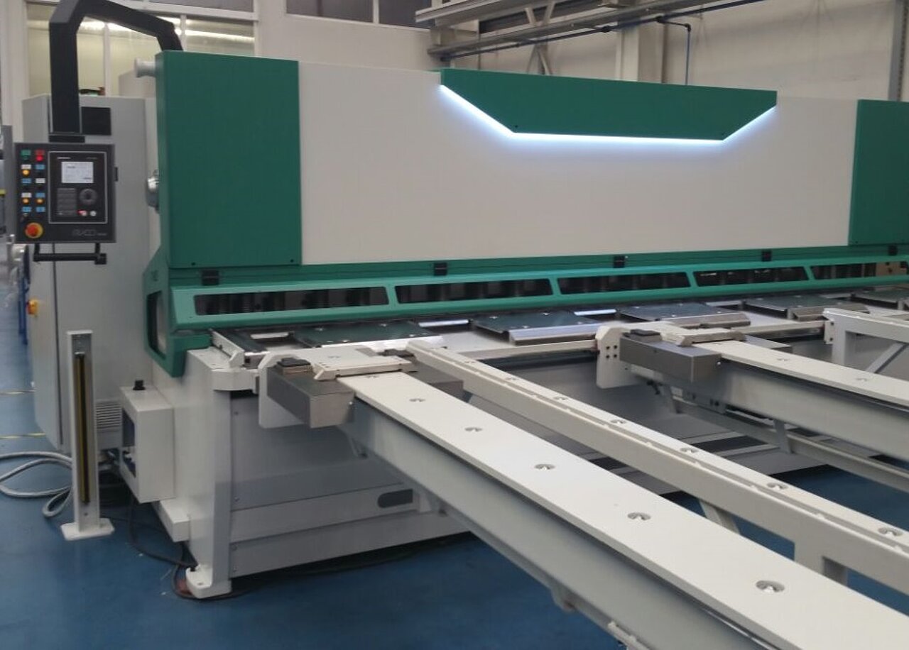 Frontanschlag der hydraulischen Tafelschere HGR