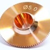 Laserdüse und Schutzglas einer Laserschneidanlage in Nahaufnahme – Verschleißteile mit typischer Standzei