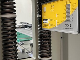 Elektrische Abkantpresse mit Feder-Rückzug