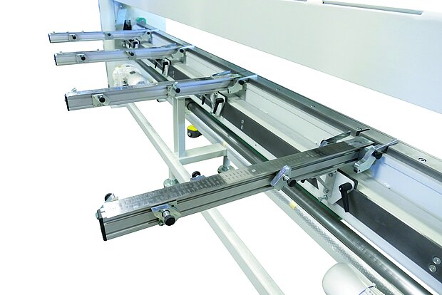 Manueller Hinteranschlag an einer Schwenkbiegemaschine zur einfachen Positionierung von Blechteilen vor dem Biegen