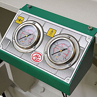 Unterwalze einer Rundbiegemaschine mit Manometer zur präzisen Einstellung des Anpressdrucks für exaktes Biegen von Blech und Rohren.