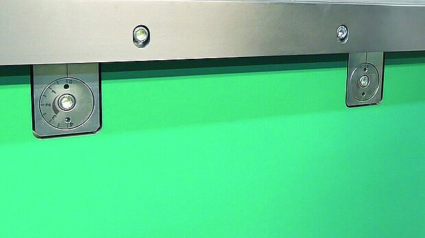 Manuelle Bombierung an einer Schwenkbiegemaschine zur Kompensation von Durchbiegungen bei langen Werkstücken