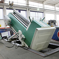 Rundbiegemaschine mit Kippvorrichtung von Hezinger – flexibler Einsatz horizontal und vertikal für große und kleine Werkstücke.