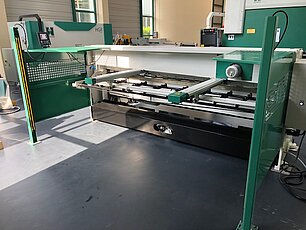 Motorschere mit Blech-Hochhaltung 