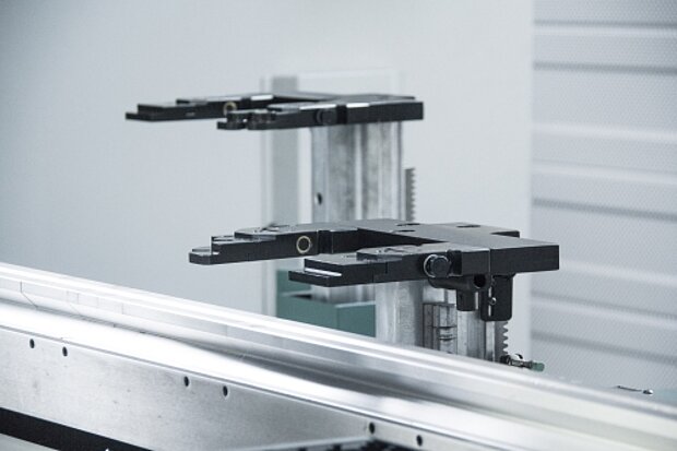 6-Achsen Hinteranschlag der CNC-Presse, Auschnitt zeigt die Anschlagfinger