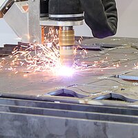 Plasmaschneider schneidet Metallplatte präzise mit heißem Lichtbogenplasma