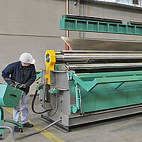 Zweihand-Sicherheitsschaltung an einer Hezinger Rundbiegemaschine – schützt Bediener vor Verletzungen während des Biegevorgangs.