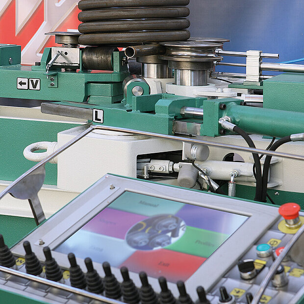 Lineare-Profilbiegemaschine mit Steuerung für Wendel