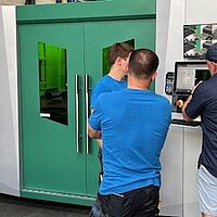 Welche Anforderungen werden an den Bediener einer Laserschneidanlage gestellt?