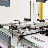 CNC-gesteuerter Hinteranschlag einer Abkantpresse – präzise Positionierung des Blechs für automatisierte und wiederholgenaue Biegeprozesse