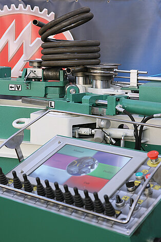 Handlingseinrichtungen für Profilbiegemaschinen