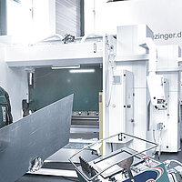 Techniker von Hezinger wartet eine Blechbearbeitungsmaschine während eines Fullservice-Einsatzes.