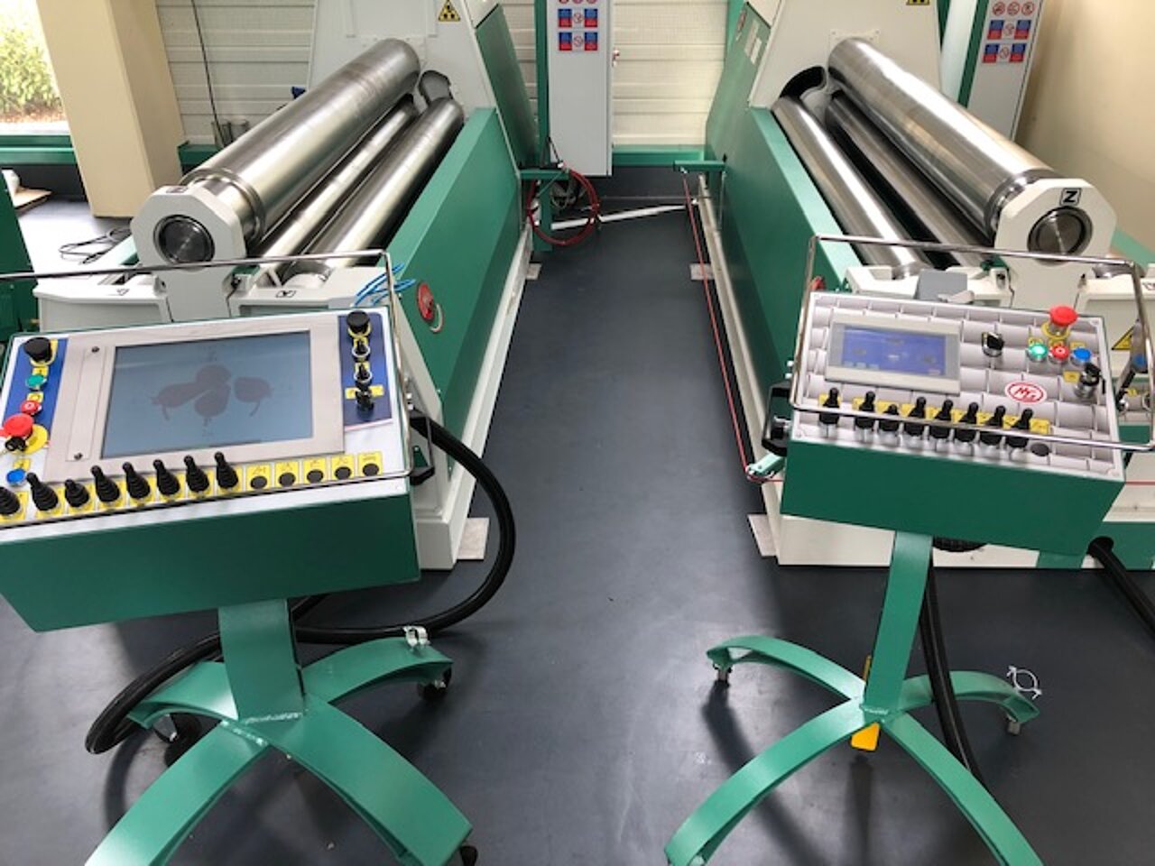 Maschinenkonzept der linearen 4-Walzen Rundbiegemaschine