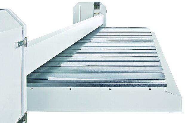 Gesteuerter Hinteranschlag an einer Schwenkbiegemaschine für automatische und präzise Positionierung von Blechteilen