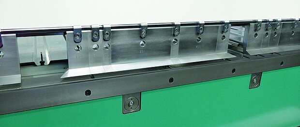 Segmentierte Oberwangenschiene an einer Schwenkbiegemaschine zur flexiblen Bearbeitung komplexer Biegegeometrien