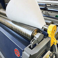 Rundbiegemaschine von Hezinger beim konischen Biegen eines Metallblechs zu einem Kegel oder Trichter.