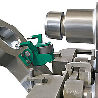 Hydraulisches Klapplager an der Oberwalze einer Rundbiegemaschine – erleichtert die sichere und materialschonende Entnahme gebogener Rohre und Zylinder.