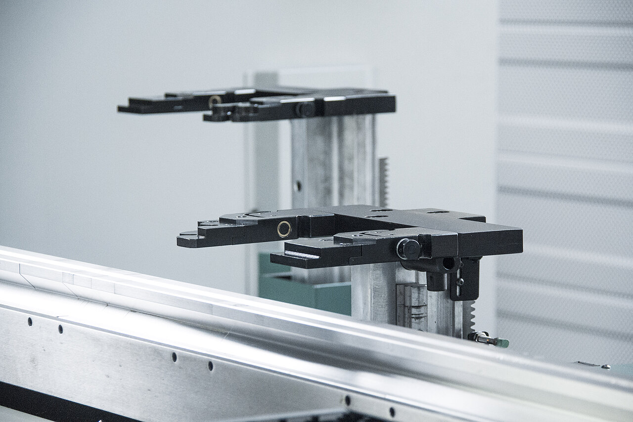 Hinteranschlag der hydraulischen Gesenkbiegepresse B-Line