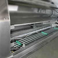 Hydraulikleitungen an einer Rundbiegemaschine – Kombination aus fester Verrohrung und flexiblen Hydraulikschläuchen für effiziente und wartungsfreundliche Maschineninstallation