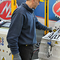 Hezinger Mini-Rundbiegemaschine für präzises Biegen kleiner Bleche, Rohre und Zylinder im Labor oder Werkstattbereich