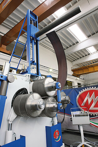 Handlingseinrichtungen für Profilbiegemaschinen