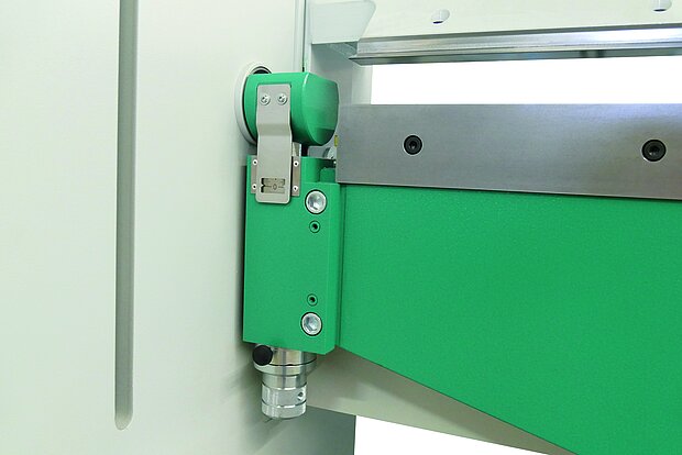 Absenkbare Biegewange an einer Schwenkbiegemaschine zur Herstellung komplexer Kantungen und zur Freiraumschaffung beim Biegen