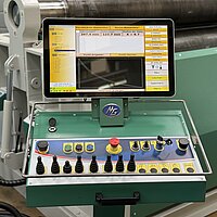 TouchCommand-Plus CNC-Steuerung mit grafischer Benutzeroberfläche an einer Rundbiegemaschine von Hezinger.