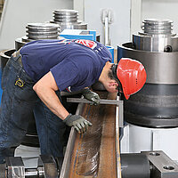 Biegen von H-Trägern auf einer hydraulischen Profilbiegemaschine mit CNC-Steuerung – präzises Kaltbiegen von HEA-, HEB- und HEM-Profilen für Stahlbau und Brückenbau