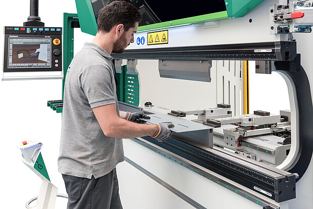 Kompaktes Arbeiten an der Biegepresse PRCE elektrische Abkantpresse