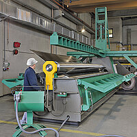 Extra lange Rundbiegemaschine von Hezinger – präzises Biegen von XXL-Blechen für Silos, Tanks und LKW-Aufbauten