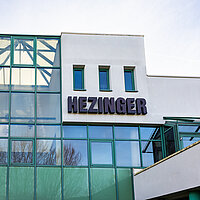 Hezinger Maschinen GmbH-Firmengebäudes in Kornwestheim – Symbol für die Unternehmenshistorie und die Verbindung zum Gründernamen Hezinger.