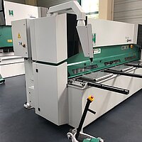 Schwingschnittschere – präzises Schneiden von Blechen mit schwingendem Obermesser