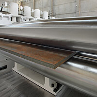 Wie kann man eine 12 mm dicke Metallplatte richten?