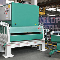 Hydraulische Teilerichtmaschine von Hezinger beim Planrichten von Blechzuschnitten in einer Werkstatt