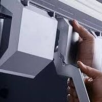 Werkzeugwechsel an einer Hezinger Abkantpresse mit Schnellspannsystem und LED-Positionierung für effiziente Blechbearbeitung.