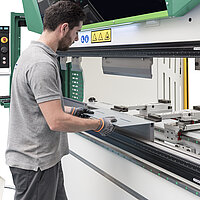 Welche Anforderungen werden an den Bediener einer CNC-Abkantpresse gestellt?