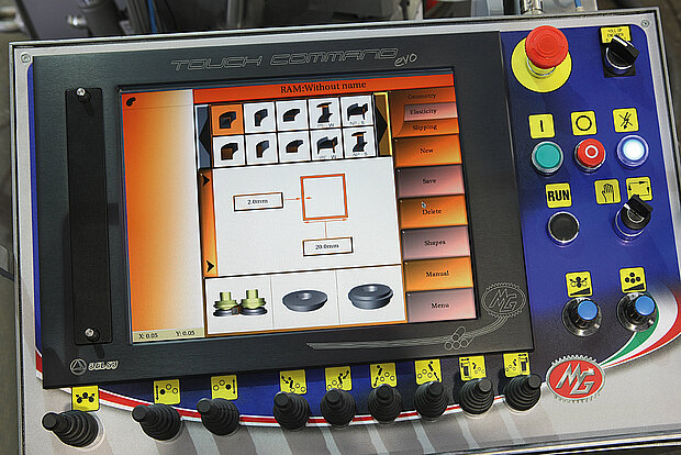 Linearer 4-Walzen Profilbieger mit grafischer Steuerung