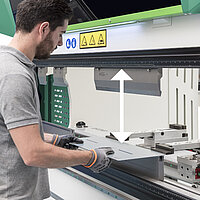 CNC-Abkantpresse mit großem Pressbalkenhub für die Bearbeitung dicker Bleche