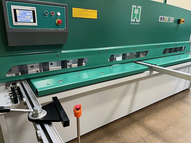 Günstige-Schwingschnittschere mit Kugeln im Tisch und Auflagearmen