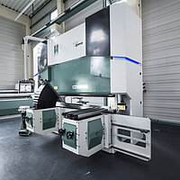 Gesenkbiegepresse für präzises Biegen von Blechen im Metallbau