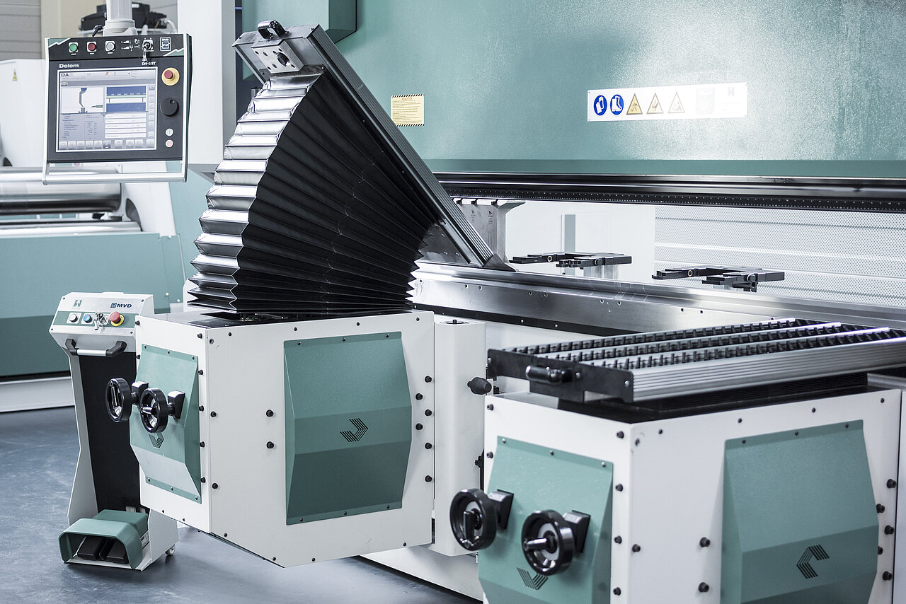 Auflagearme und Biegehilfen der elektrischen Abkantpresse mit Riemenantrieb