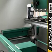 Lichtschranke an Hezinger Abkantpresse – berührungsloser Maschinenschutz für sicheres Biegen von Blechen