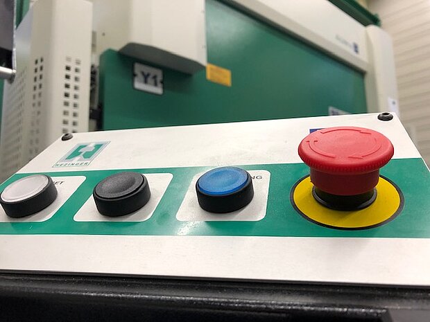 Bedientableau einer Kantpresse mit übersichtlicher Benutzeroberfläche zur Steuerung der Biegefunktionen