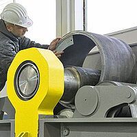 Rundbiegemaschine von Hezinger mit Fokus auf Walzendurchmesser und Biegeradius für präzises Biegen von Blechen und Rohren.