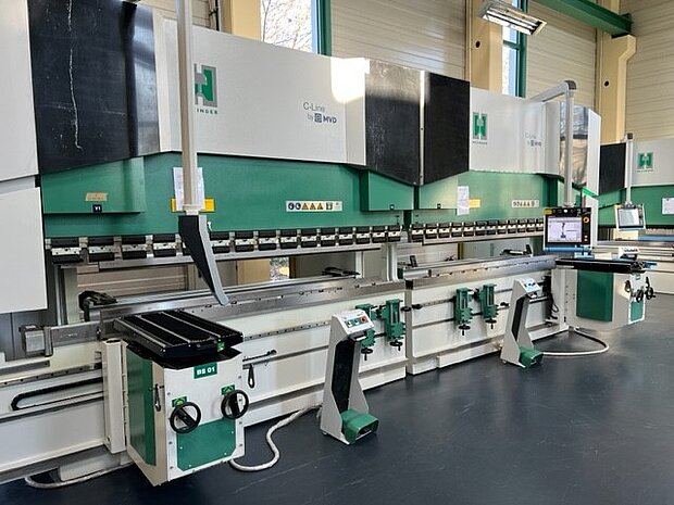 Tandem-Gesenkbiegepresse mit zwei synchronisierten Presseneinheiten zum Biegen großformatiger Blechteile